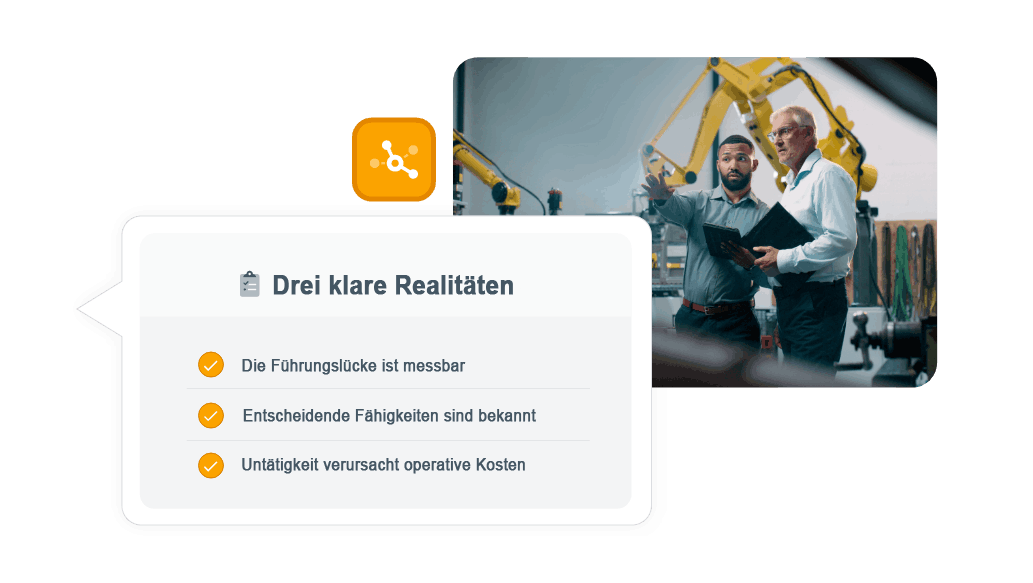 Fabrikszene mit zwei Fachleuten, die neben einer Podiumsdiskussion mit dem Titel "Drei klare Realitäten" über Ausrüstung diskutieren, in der die wichtigsten Erkenntnisse wie folgt aufgeführt sind: Führungslücke ist messbar, kritische Fähigkeiten sind bekannt und Kosten der Untätigkeit sind operationell.