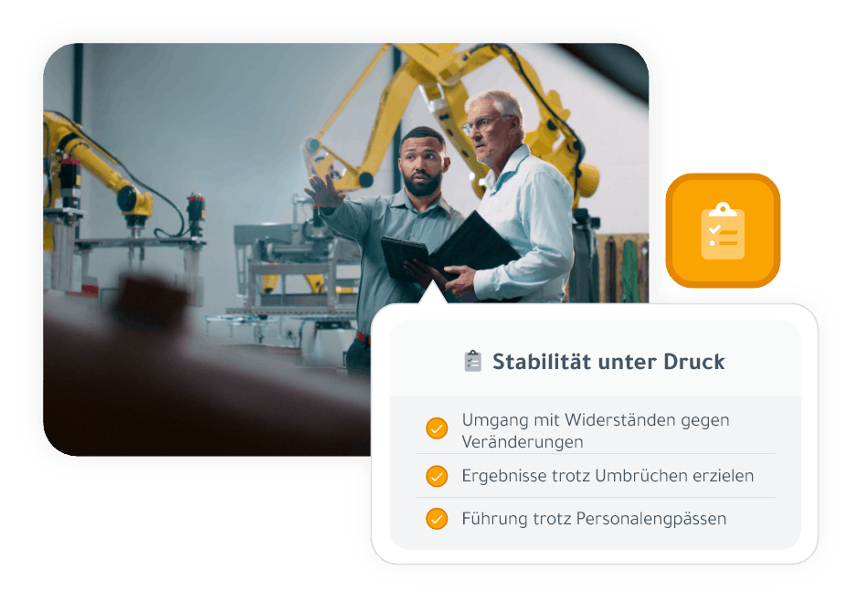 Zwei Produktionsmitarbeiter stehen in einer Fabrikhalle in der Nähe von Roboterarmen, überprüfen ein Klemmbrett und besprechen Abläufe. Der Overlay-Text lautet "Stabilität unter Druck" und enthält Punkte über den Umgang mit Widerständen gegen Veränderungen, das Erzielen von Ergebnissen durch Unterbrechungen und das Führen durch Personallücken.