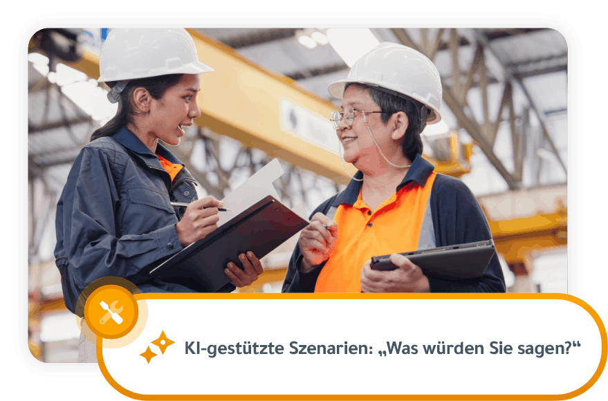 Zwei Produktionsarbeiter mit weißen Schutzhelmen gehen Notizen auf einem Klemmbrett und einem Tablet durch, während sie sich in einer Fabrikhalle unterhalten. Der Overlay-Text lautet "KI-gestützte Szenarien: 'Was würden Sie sagen?'"